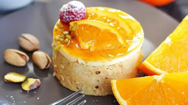 variedad de postres caseros con naranja en una mesa rústica