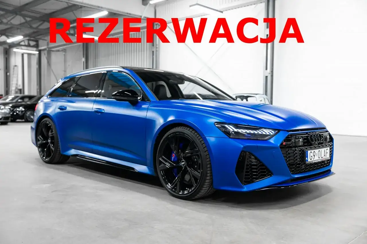 Niebieskie Audi RS6 C8 w matowym wykończeniu, zaparkowane w garażu.