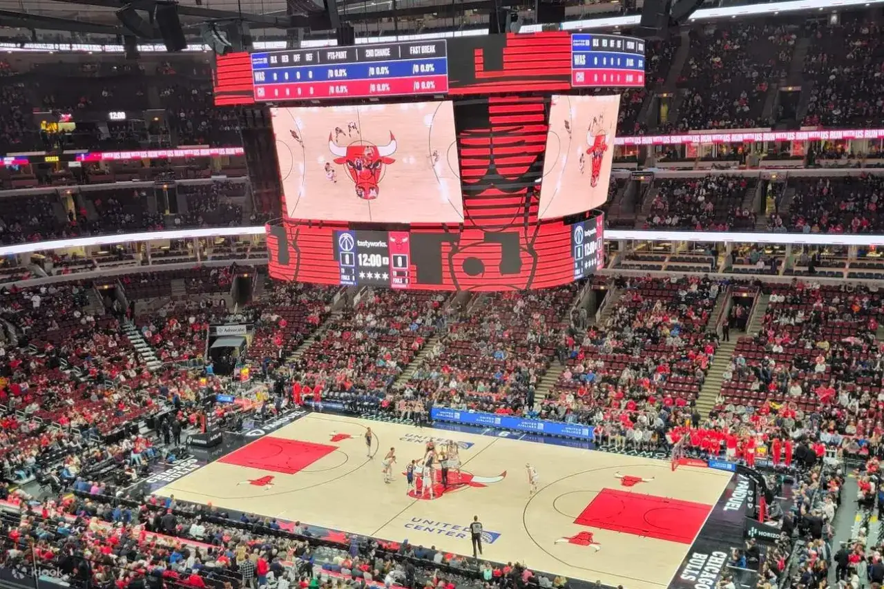Chicago koszykarze z NBA na boisku United Center. Wielka hala wypełniona kibicami, na telebimie logo Bulls.