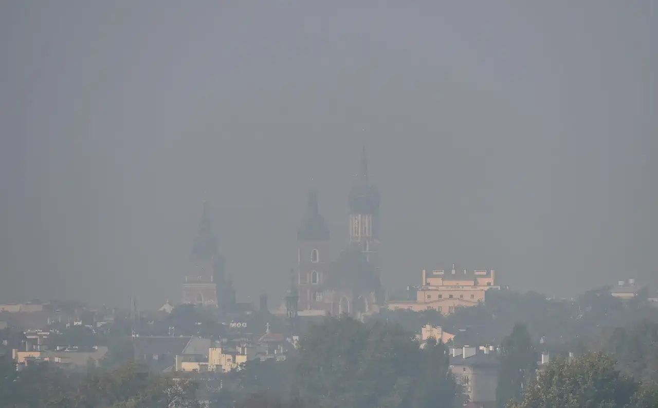 Smog nad miastem w Polsce, widok z lotu ptaka