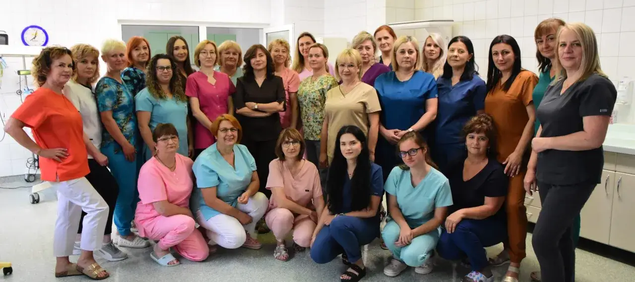 Zespół medyczny w kolorowych strojach. To właśnie tu, w neonatologii, ratuje się najmniejsze życie.