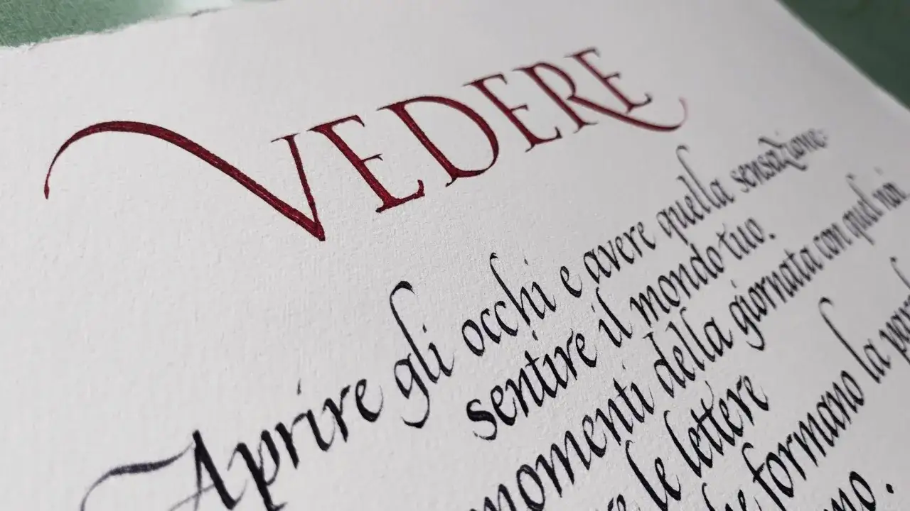 Scrittura calligrafica con parole italiane affascinanti: 