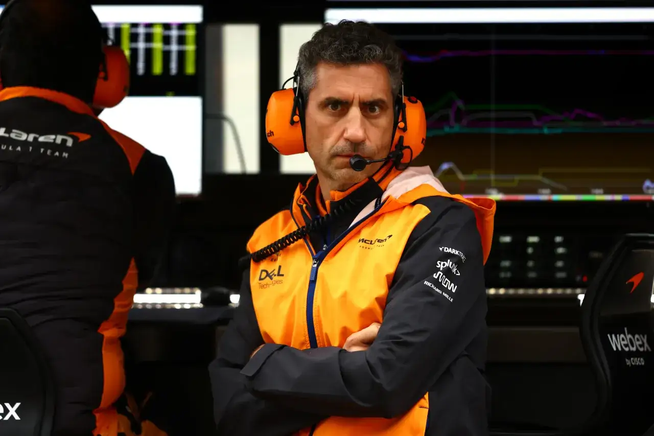 Andrea Stella, director de McLaren, con auriculares naranjas, observa atentamente las pantallas de datos en el garaje.