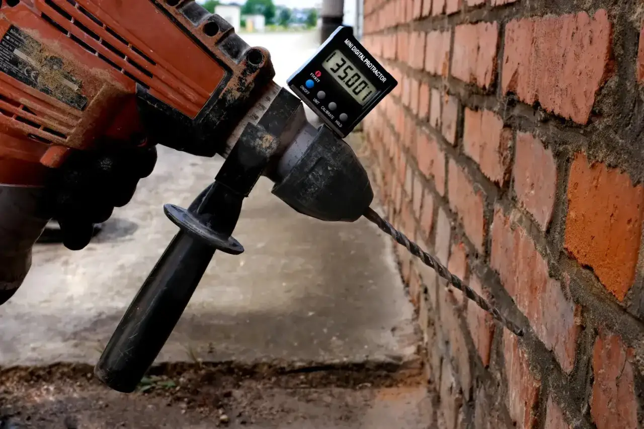 Bohrmaschine mit Winkelmesser für das Keller abdichten mit Injektionsverfahren selber machen.