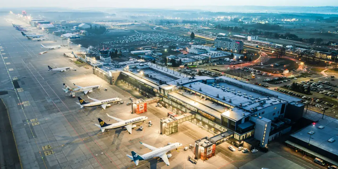 Lotnisko z samolotami LOT i Ryanair. Zastanawiasz się, ile trwa lot do Albanii z Katowic?
