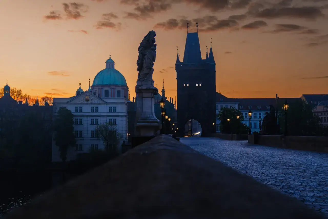 Morgend&auml;mmerung auf der Karlsbr&uuml;cke in Prag. Ein Muss f&uuml;r jeden, der Prag Reisetipps sucht.