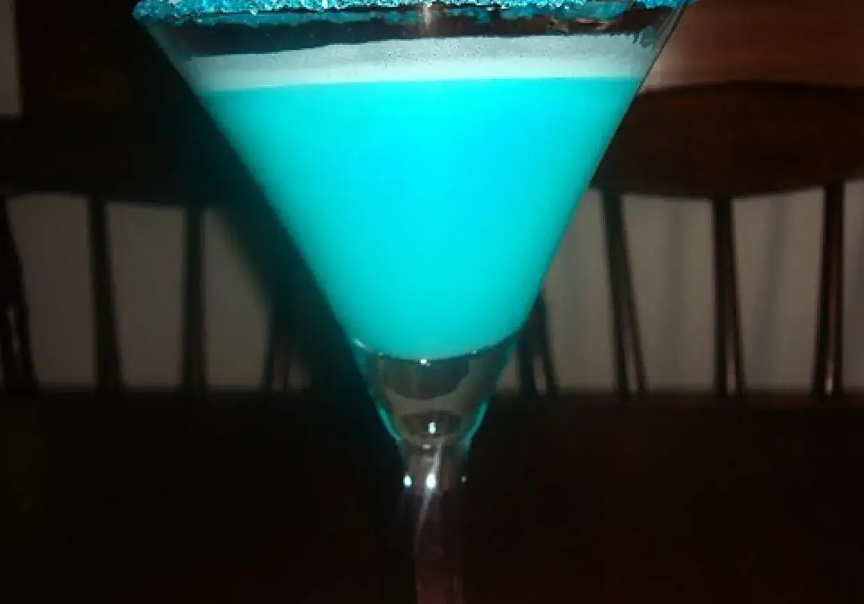 Błękitna Laguna w kieliszku, z niebieskim cukrem na brzegu. Idealny drink na letnie wieczory.
