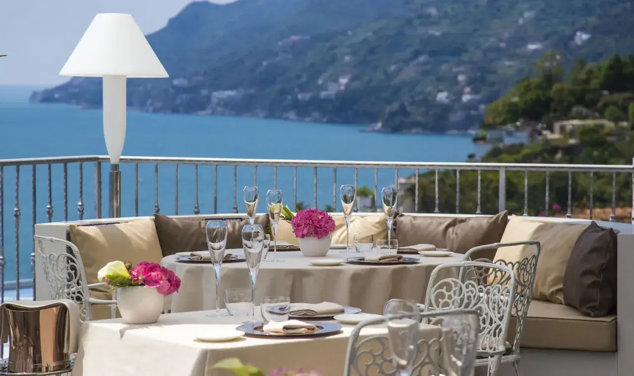 Tavoli apparecchiati con vista mare, perfetti per scoprire dove mangiare a Vietri sul Mare.