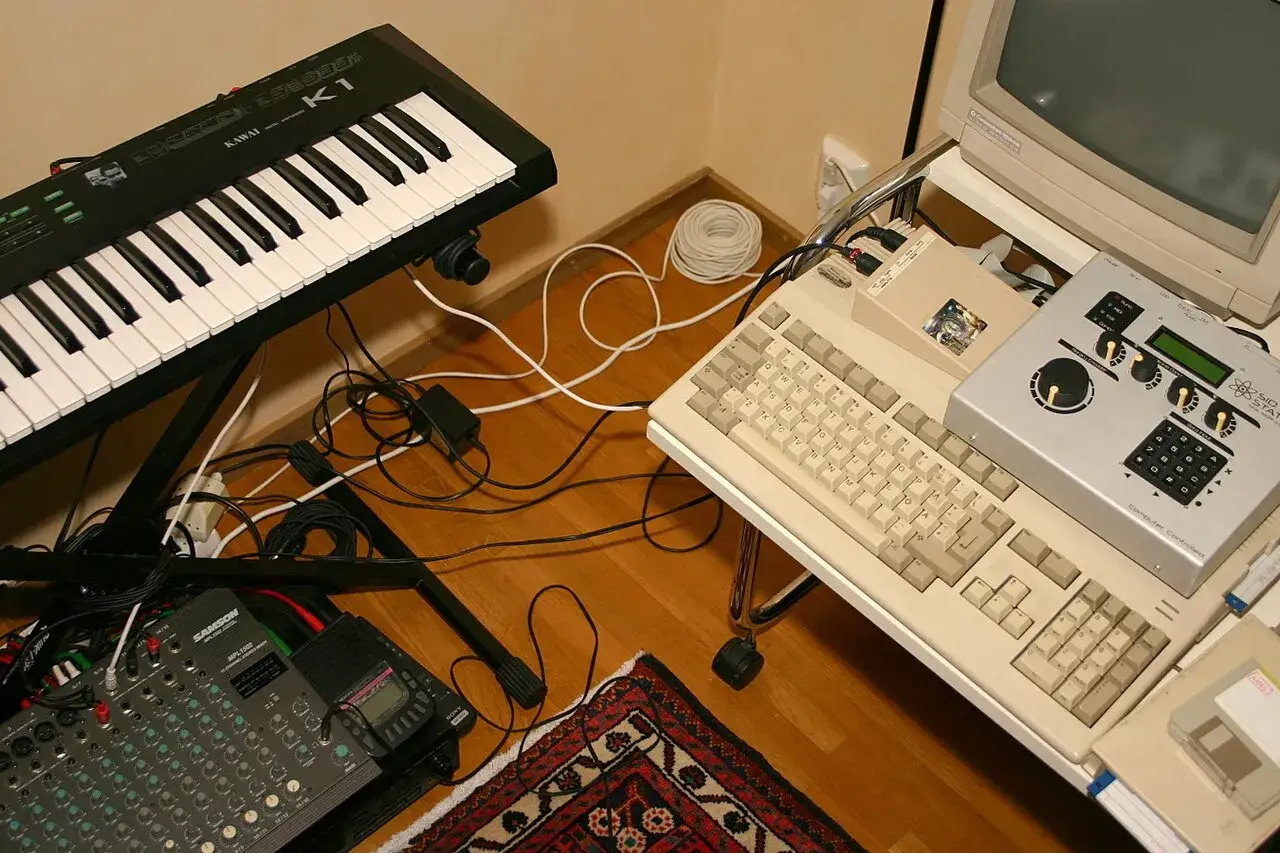 Ein Kawai K1 Keyboard, Mischpult und Computer-Setup. Die **lofi bedeutung** liegt in der kreativen Nutzung dieser alten Technik für entspannte Musik.