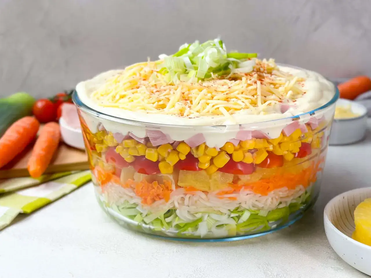 Bunter Schichtsalat im Glas, perfekt für ein schnelles schichtsalat rezept. Mit Lauch, Karotten, Mais, Tomaten und Käse.