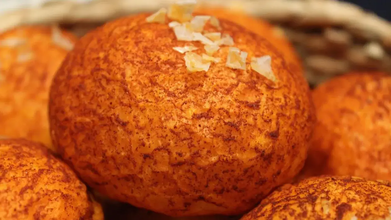 Dulces naranjas con especias y trocitos de fruta confitada, perfectos para tu ruta de donde comer en Úbeda.