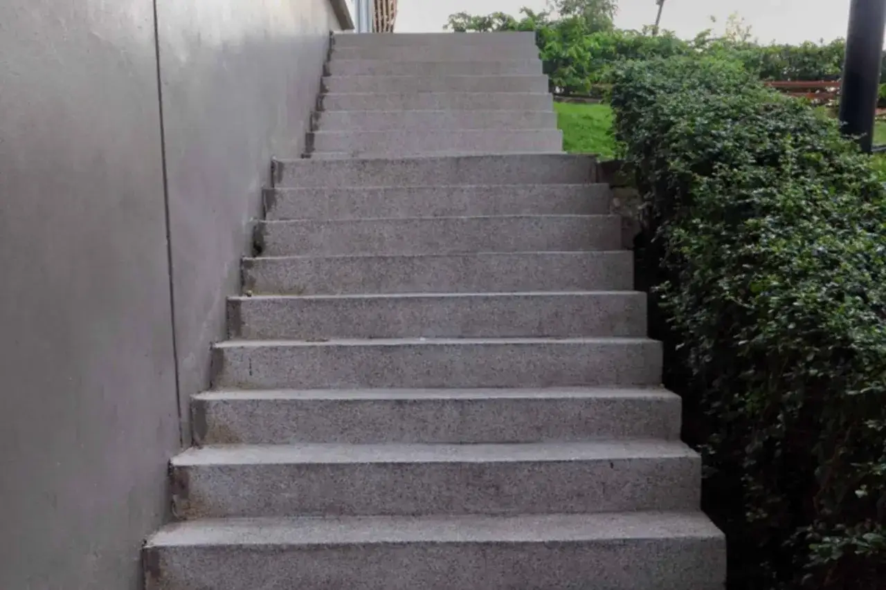 Escalier extérieur en béton, 5 marches. Estimation du prix pour un escalier béton extérieur 5 marches.