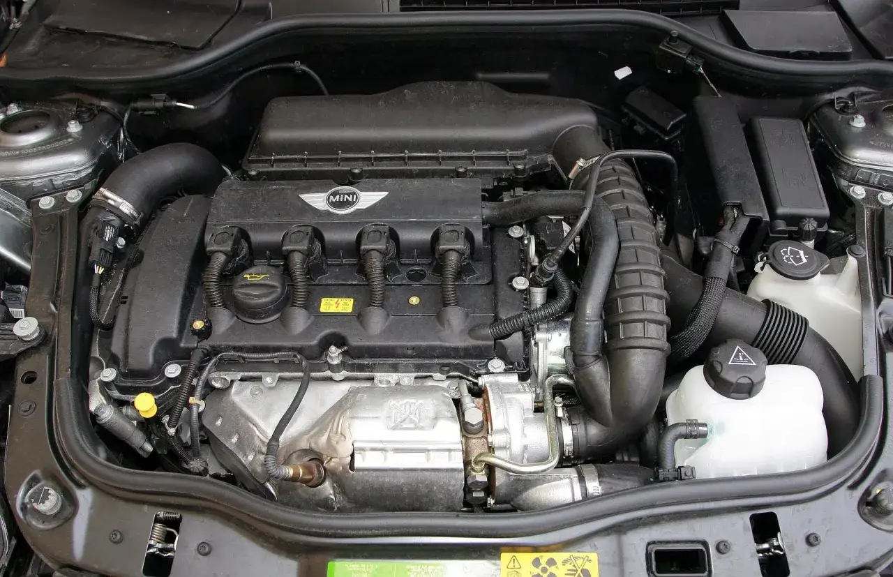 Silnik mini r56 z widocznym turbosprężarką i elementami układu dolotowego.