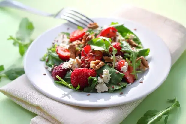 Erdbeer Rucola Feta Salat