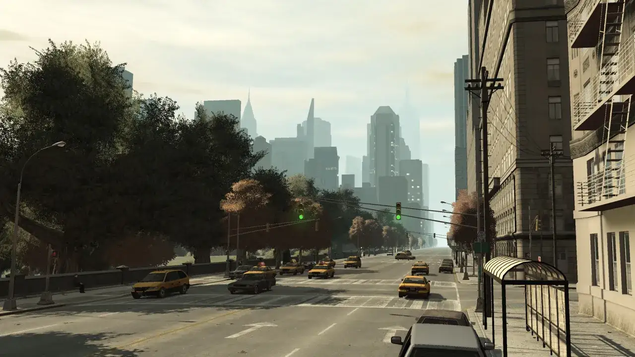 Ulica w Liberty City, jak z GTA 4 remaster. Widać żółte taksówki i mglisty zarys wieżowców.