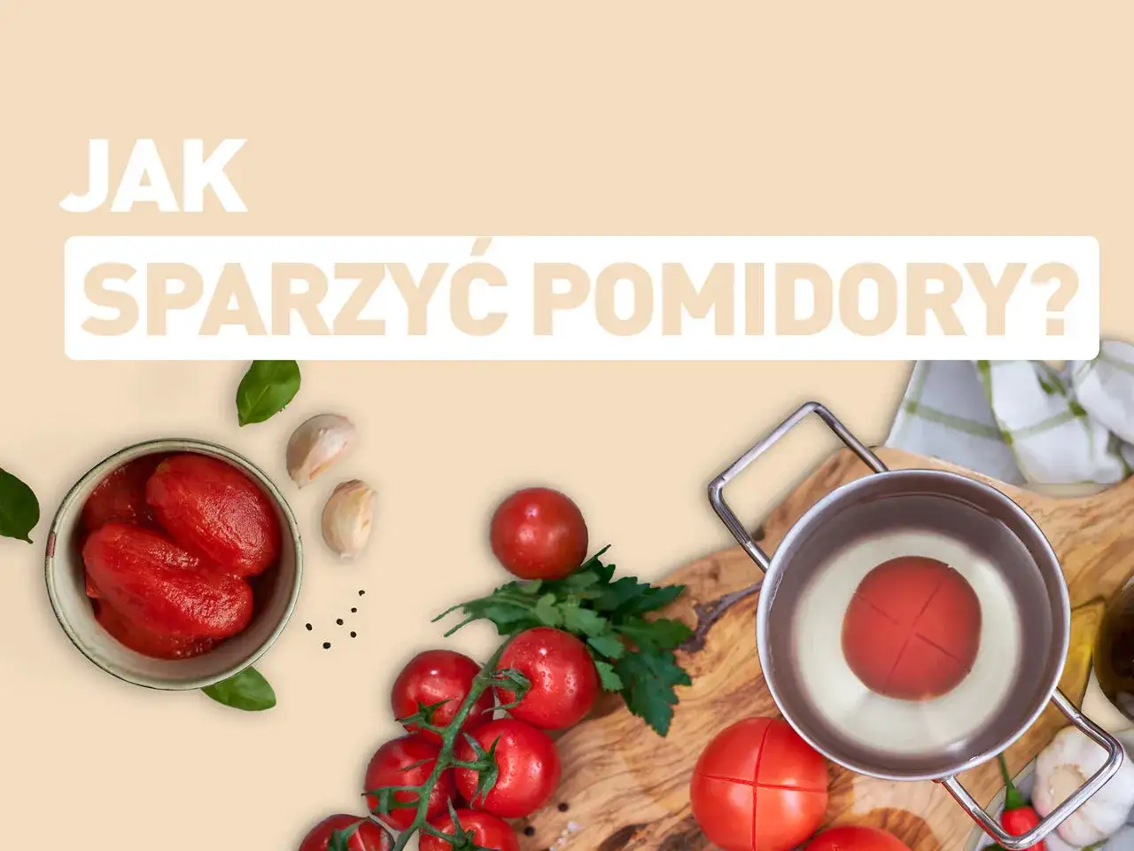Jak sparzyć pomidory? Na zdjęciu widać świeże pomidory, czosnek i zioła, a także garnek z wodą i pomidorem gotowym do obierania.