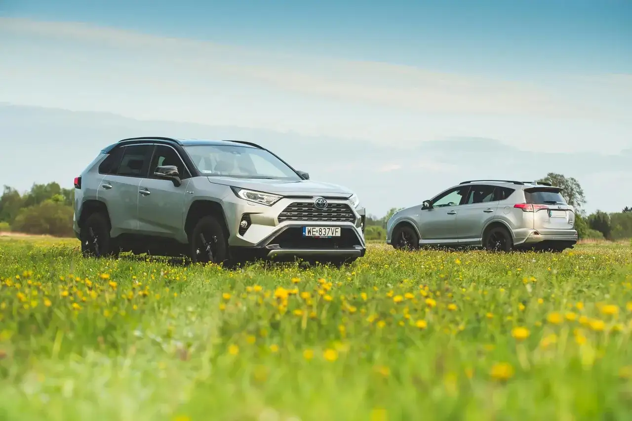 Dwie Toyoty RAV4 na łące pełnej kwiatów. Zastanawiasz się, ile pali Toyota RAV4?
