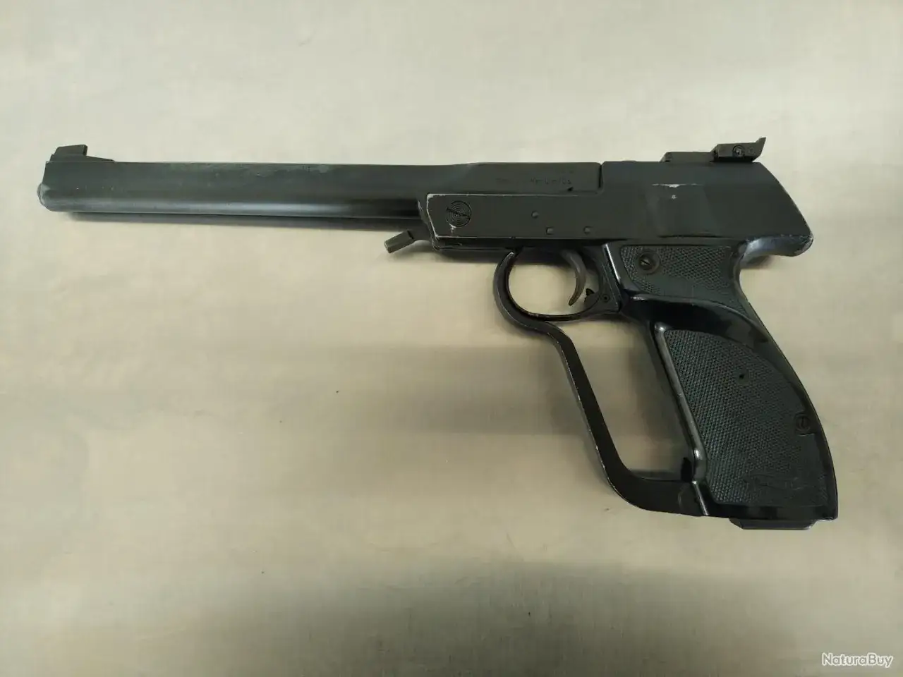 Pistolet Walther LP2 noir, avec sa poign&eacute;e ergonomique et son long canon.
