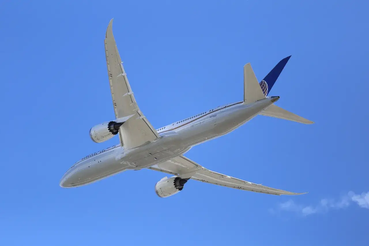 Samolot United Airlines wznosi się na błękitne niebo. Sprawdź lotnisko Jasionka rozkład lotów, by dowiedzieć się, kiedy odlatują podobne maszyny.