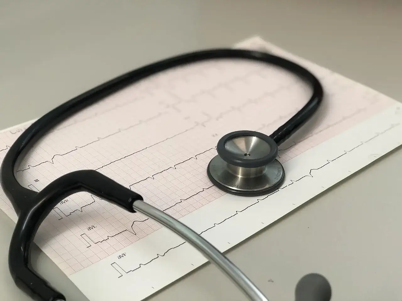 Stetoskop na papierze z zapisem EKG. Idealny do kursu ekg dla pielęgniarek online.