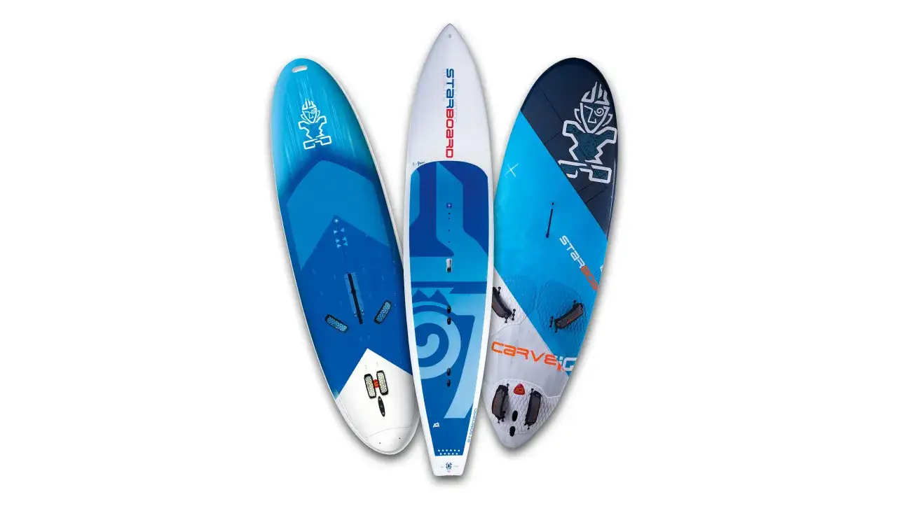 Drei Starboard Windsurfboards in Blau- und Weißtönen, bereit, wenn Sie ein Windsurfboard kaufen möchten.