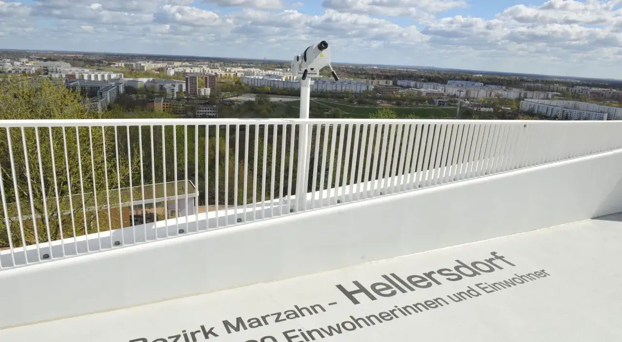Blick &uuml;ber den Wolkenhain Berlin, Marzahn-Hellersdorf. Fernglas auf Aussichtsplattform.
