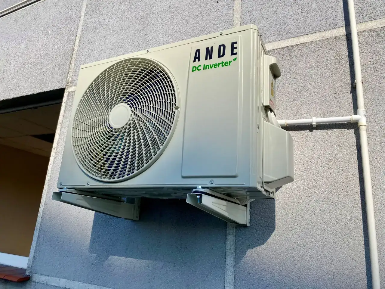 Klimatyzacja 3.5 kW na ile metrów? Jednostka zewnętrzna klimatyzatora ANDE DC Inverter zamontowana na ścianie budynku.