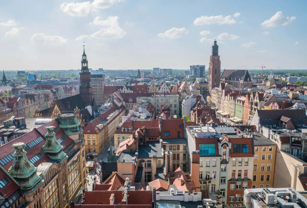 Wrocław co zobaczyć: panorama Rynku z wieżami kościołów i kolorowymi kamienicami.
