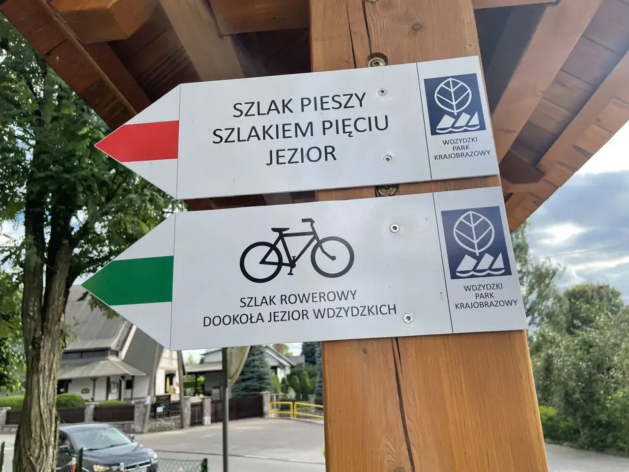 Strzałki wskazują trasę pieszą