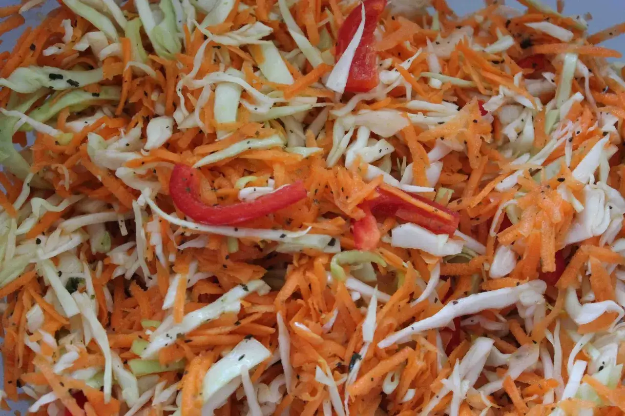 En n&auml;rbild av en fr&auml;sch sallad med strimlad vitk&aring;l, rivna mor&ouml;tter och bitar av r&ouml;d paprika. Perfekt som tillbeh&ouml;r till grillat, denna 3 veckors sallad &auml;r en favorit.