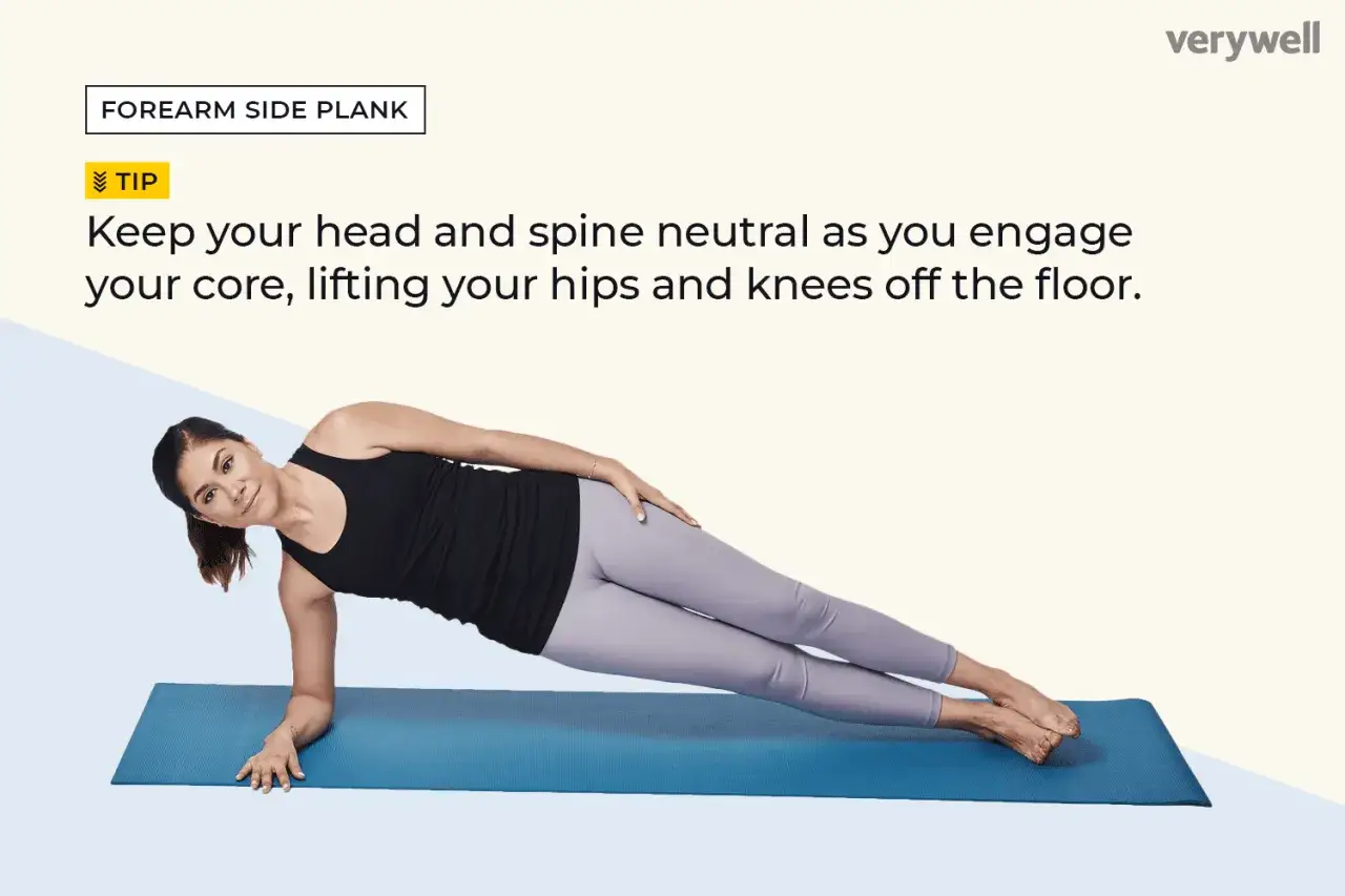 Femme effectuant un gainage latéral sur un tapis bleu, le corps aligné sur son avant-bras.
