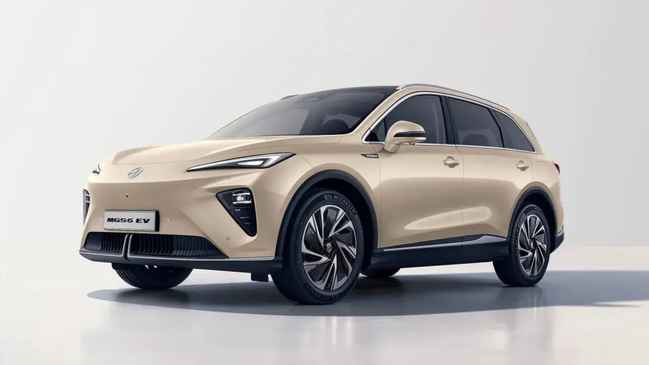 Elegancki, beżowy samochód MG6 EV z czarnym dachem i futurystycznymi światłami, prezentowany na białym tle.