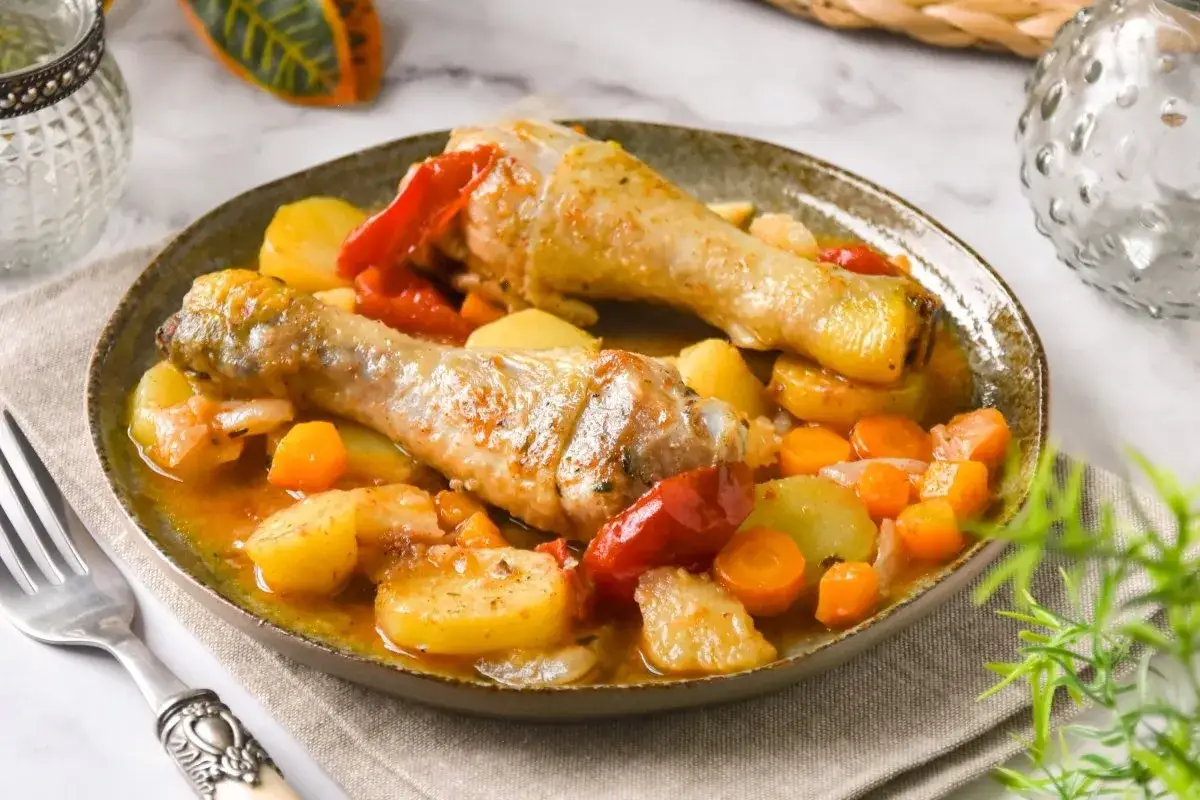 Guiso de pollo con patatas de la abuela, jugoso y lleno de sabor, con zanahorias y pimientos.