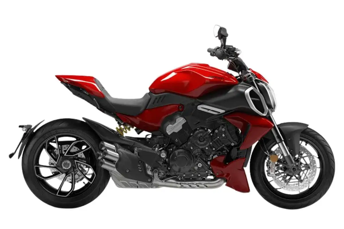 Motocicleta roja y negra estilo buell super cruiser, con detalles deportivos y motor expuesto.
