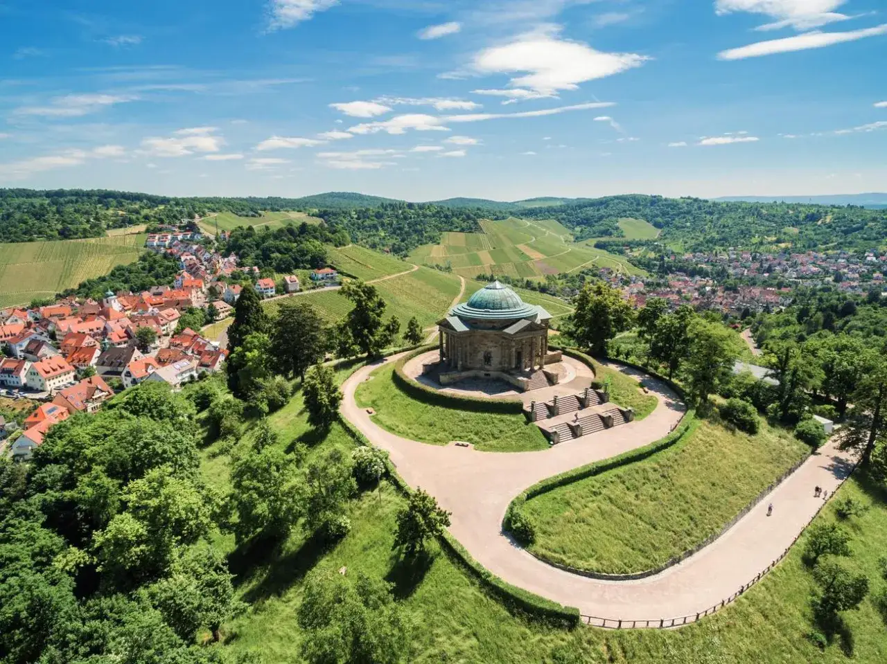 Wundersch&ouml;ne Aussicht auf das Grabkapelle auf dem W&uuml;rttemberg. Perfekt f&uuml;r eine Wanderung in der Stuttgart Umgebung mit Blick auf Weinberge und das St&auml;dtchen.