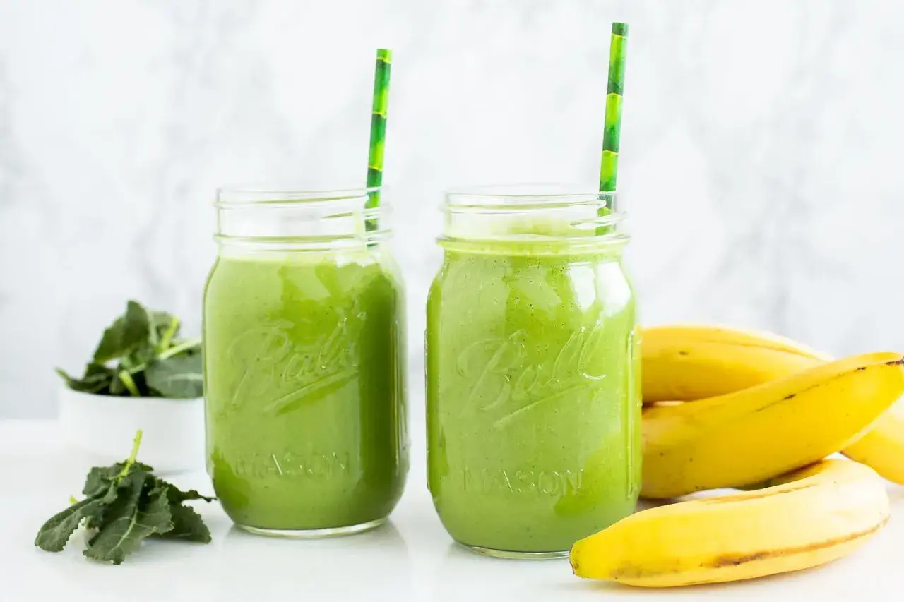 Dwa zielone koktajle z jarmużem i bananami, idealne na odchudzanie. Pyszny i zdrowy nap&oacute;j.