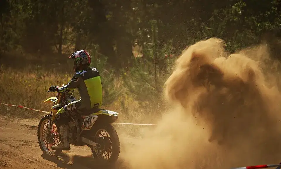 Zdjęcie Czy enduro można jeździć po ulicy? Oto, co musisz wiedzieć o przepisach