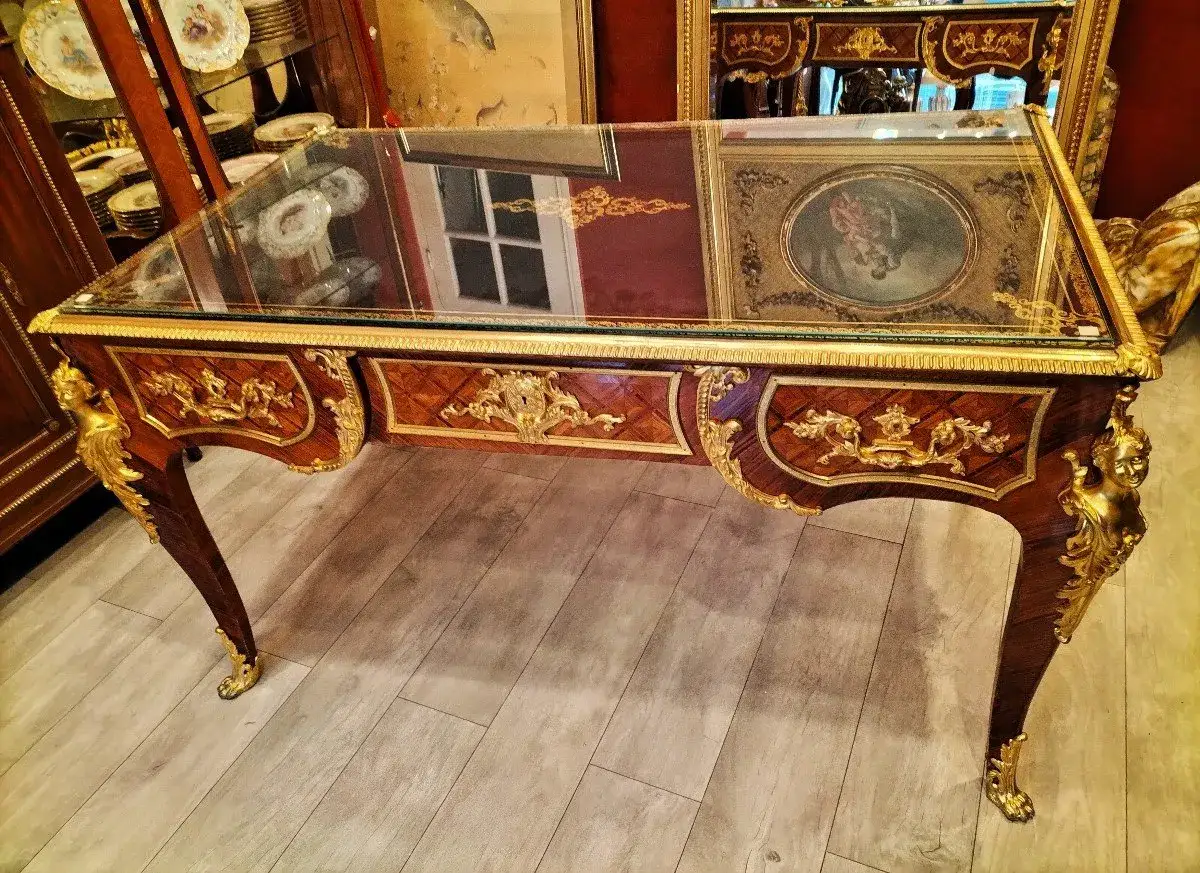 Magnifique bureau de Louis XV en marqueterie, orné de dorures rocaille. Un meuble d'exception pour un intérieur royal.