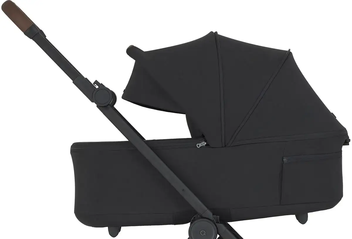 Czarny gondola anex air z brązową rączką, idealna na spacery.