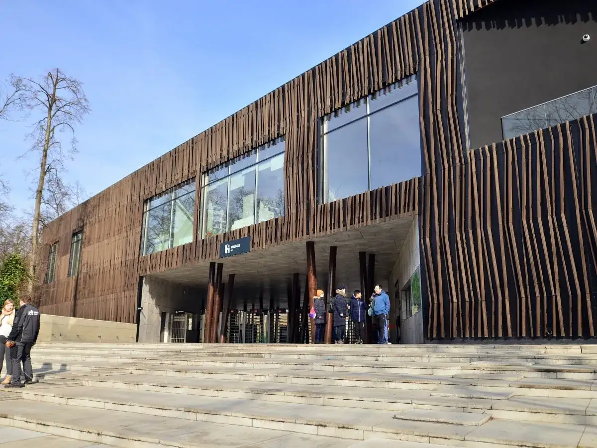 Nowoczesna architektura Muzeum Sztuki w Łodzi, jednego z **ciekawych miejsc w województwie łódzkim**.