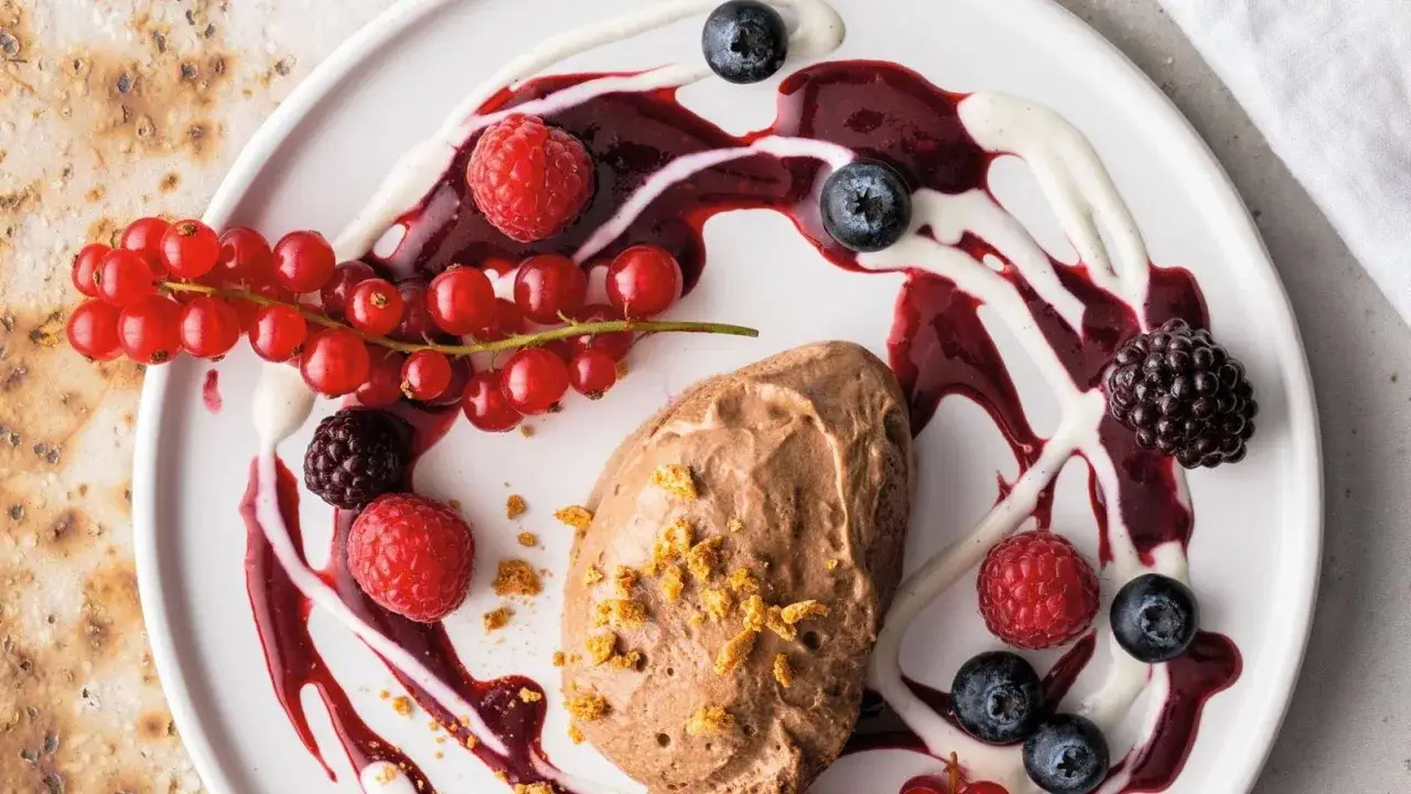Luftiges Mousse au chocolat ohne Ei, garniert mit frischen Beeren und Fruchtsauce. Ein Genuss für alle Sinne!