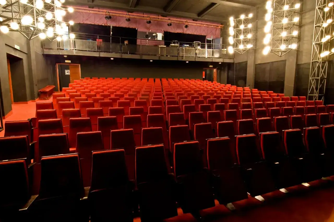 Puste czerwone fotele w teatrze miejskim Gdynia czekają na widzów. Sprawdź repertuar i zarezerwuj miejsce!