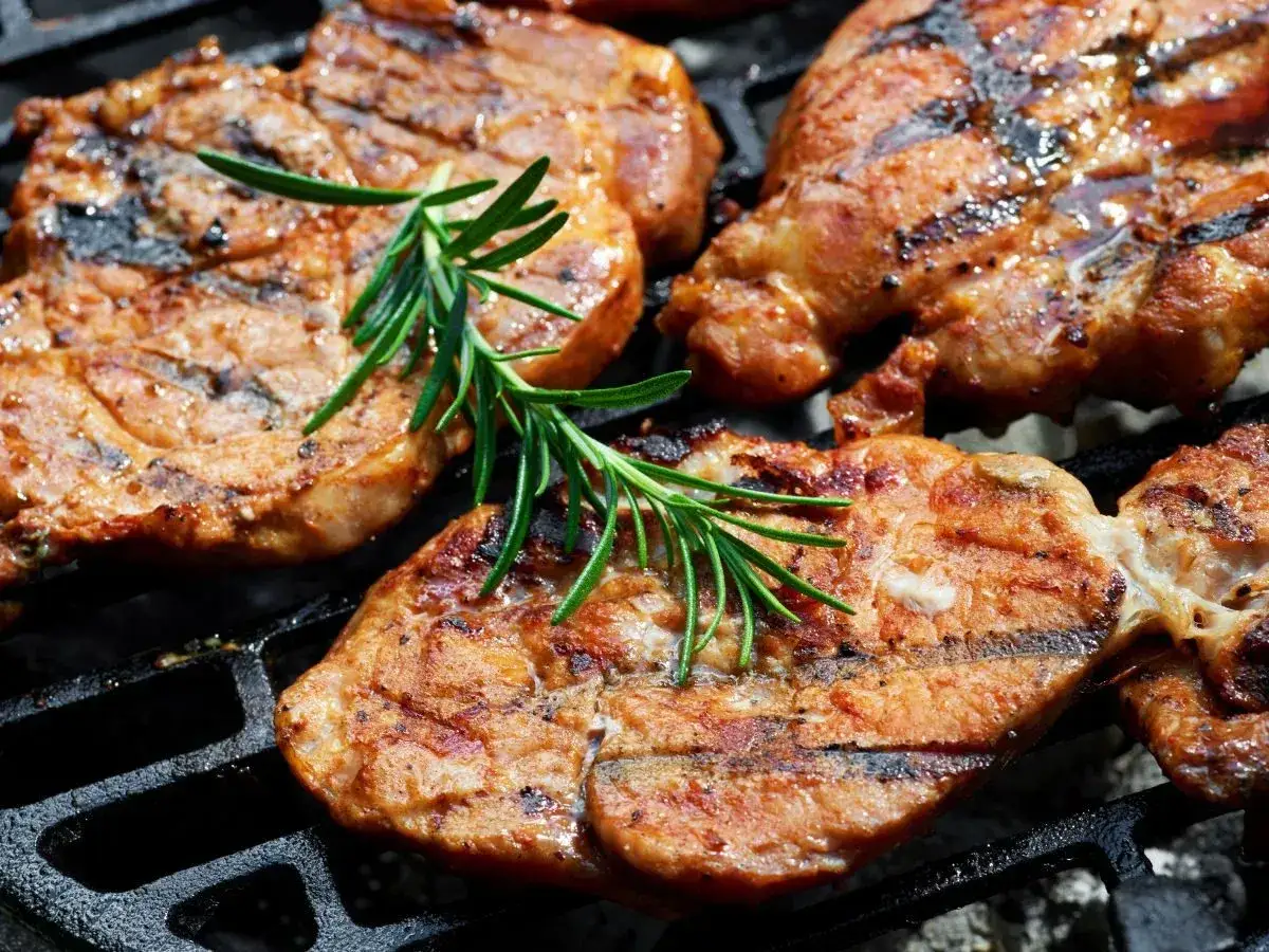 Soczyste mięso grillowane, doprawione ziołami, idealne do sosu z octu balsamicznego.