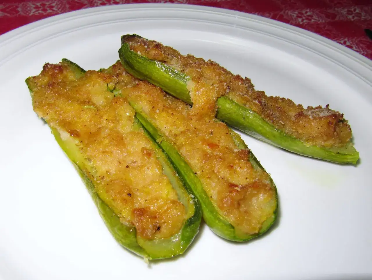 Zucchine ripiene velocissime, dorate e croccanti, pronte per essere gustate.