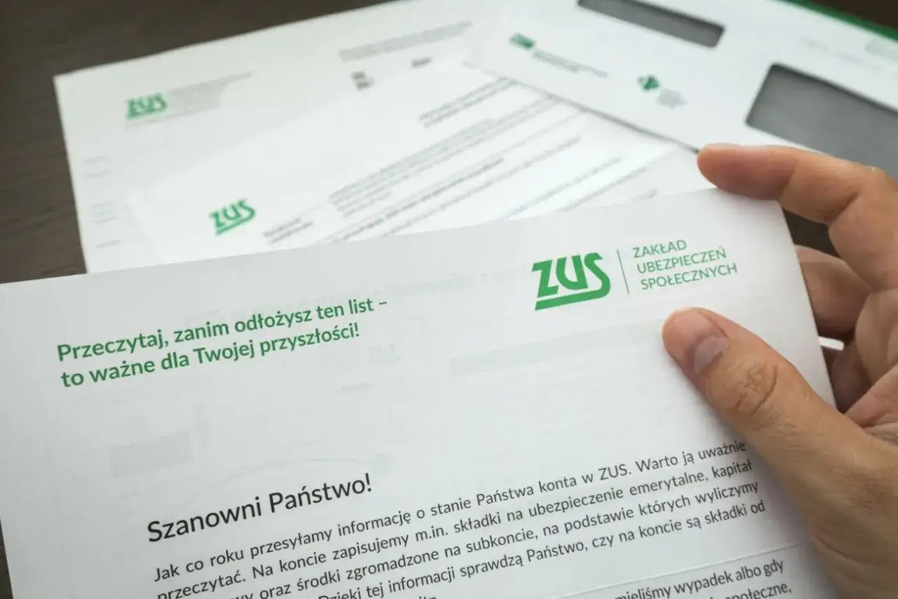 Dłoń trzyma dokument z logo ZUS. To ważna informacja o stanie konta, która może pomóc w złożeniu wniosku 800 plus.
