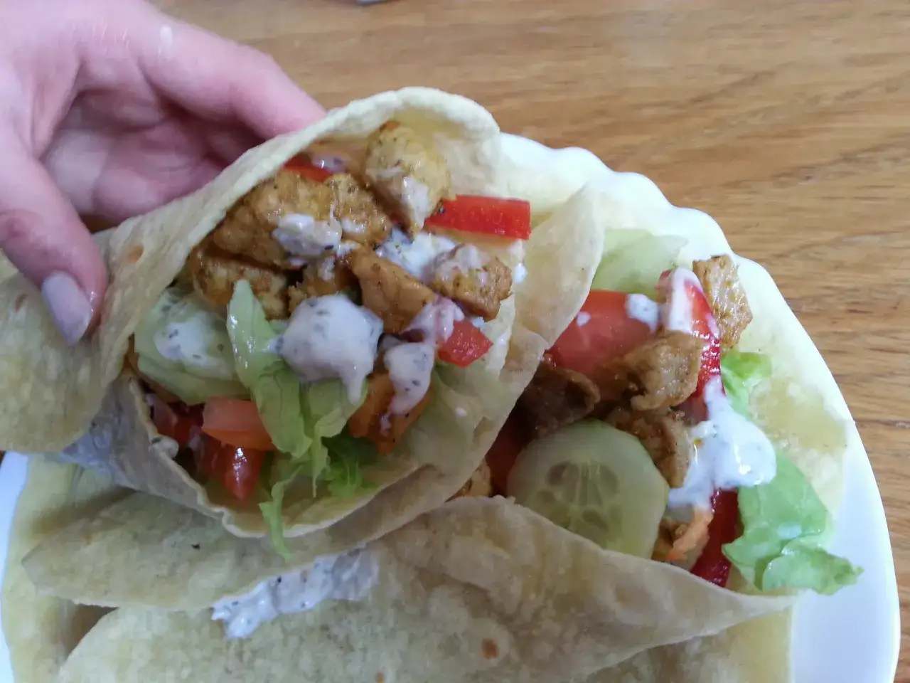 Dwie porcje pysznego, domowego kebab w tortilli z kurczakiem, warzywami i sosem. Idealne na szybki lunch.