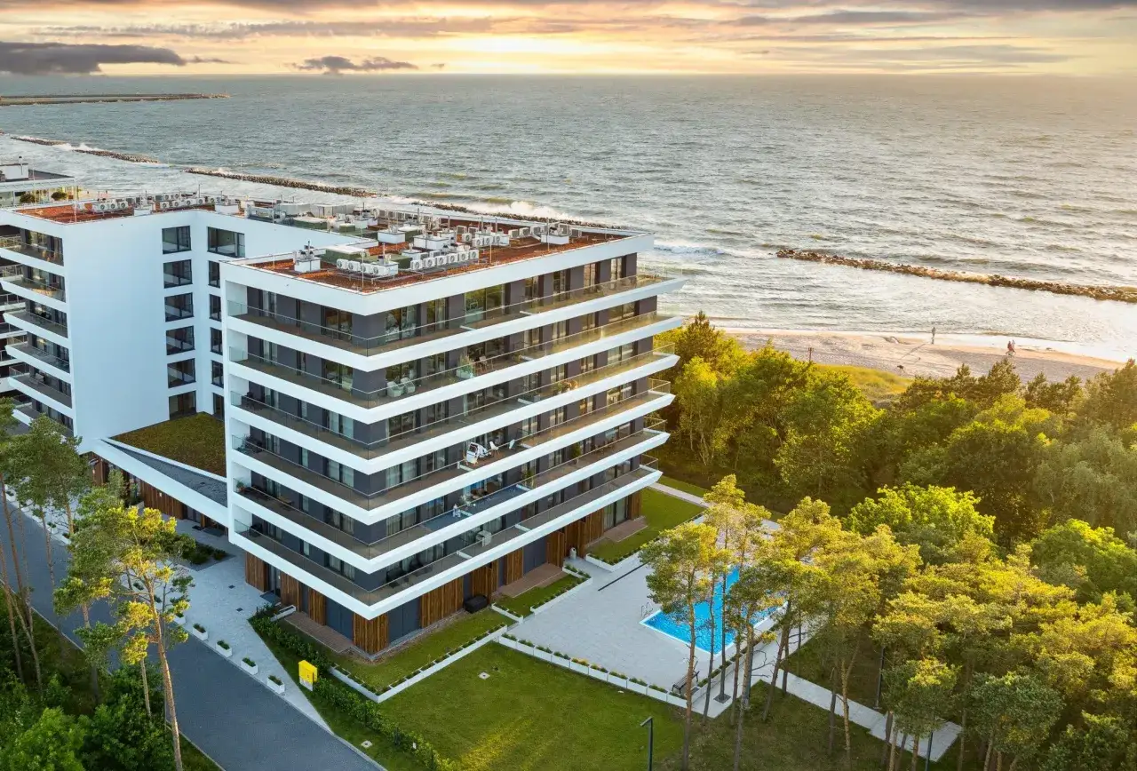 Nowoczesny apartamentowiec z basenem i widokiem na morze. Idealne darłówek noclegi blisko morza dla rodzin i par.