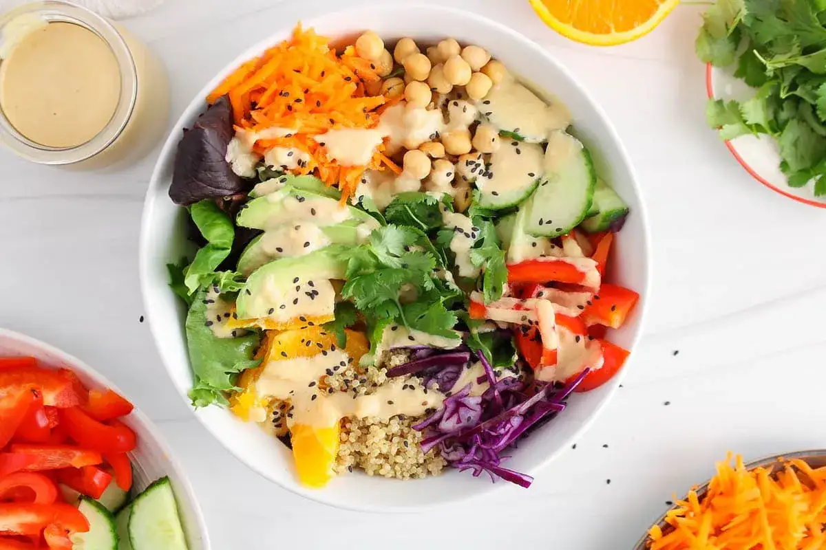 En f&auml;rgstark salladssk&aring;l med kik&auml;rtor, avokado, mor&ouml;tter, gurka, paprika, apelsin och quinoa. Denna sallad visar **para qu&eacute; sirve la ensalada** &ndash; som en n&auml;ringsrik och m&auml;ttande m&aring;ltid.