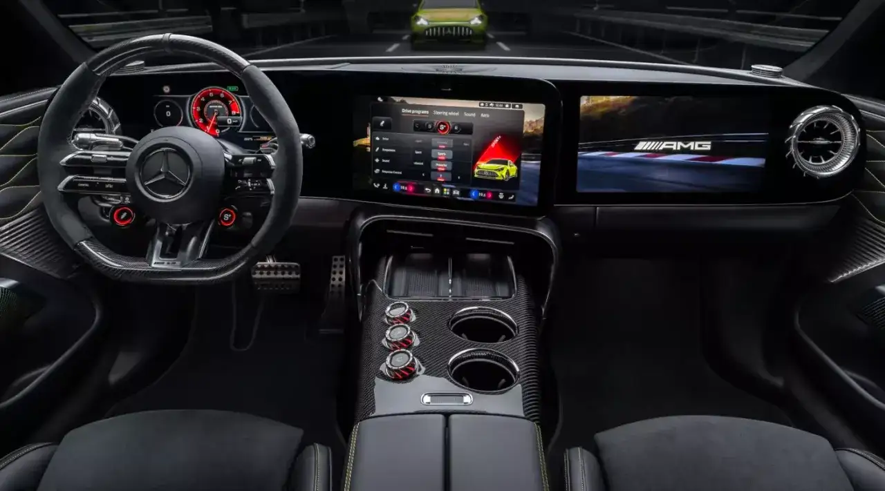 Wnętrze Mercedes-AMG GT 63 z ekranami, sportową kierownicą i elementami z włókna węglowego.