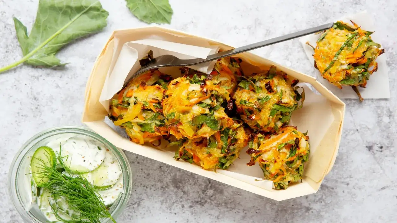 appetitliches Kohlrabi Hauptgericht auf einem Teller angerichtet